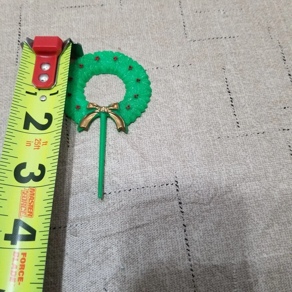 Vintage Christmas Wreath Plastic Cupcake Toppers With White Cake Pop Sticks